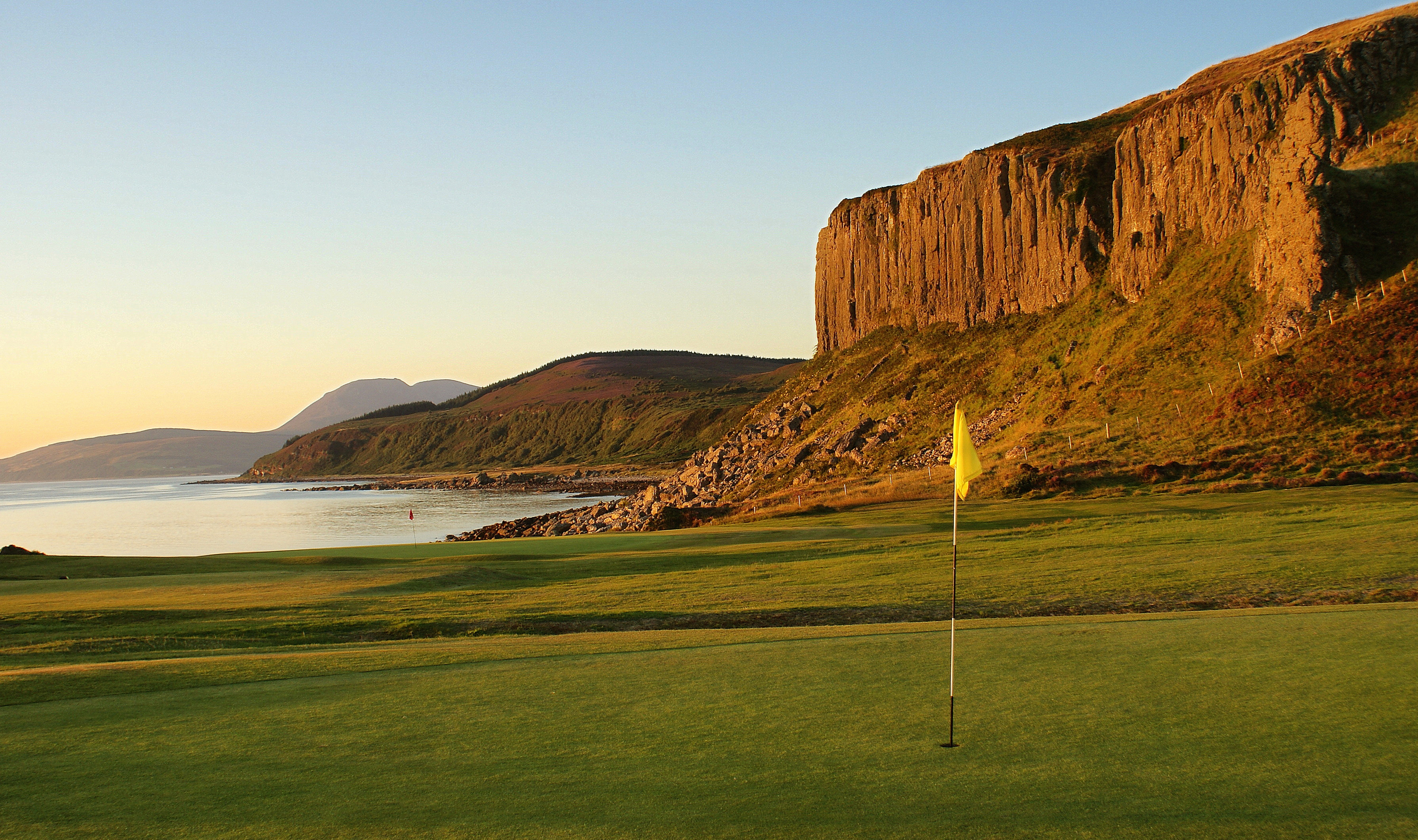 Shiskine Golf Club beside the cliffs and sea